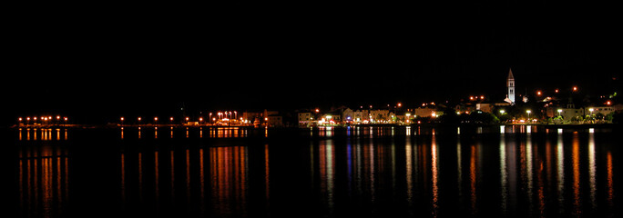 Fototapeta na wymiar widok na miasto Supetar, Chorwacja w nocy