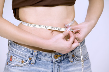 girl measuring her waist