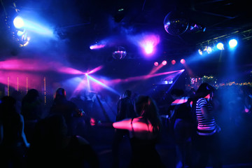 tanzende menschen in einer disco