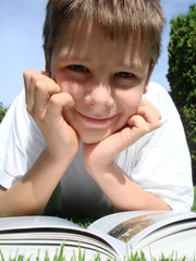 junge liest buch 5