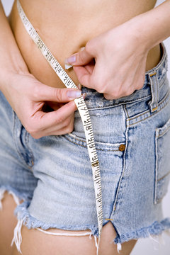 girl measuring her waist
