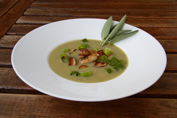 kartoffel-lauch-suppe mit steinpilzen - michael ge