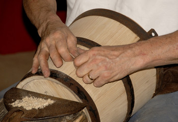 les mains du tonnelier