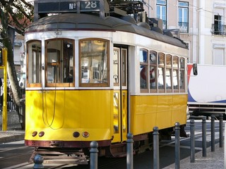 Fototapeta na wymiar żółty tramwaj