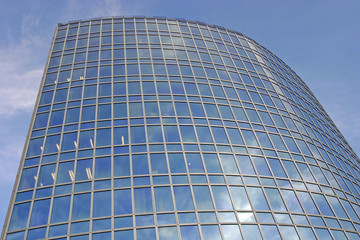 Fototapeta na wymiar Wieża i niebieskie szkło perspektywa