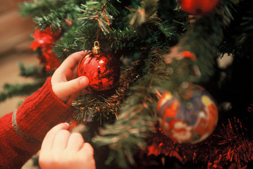 main boule de noël