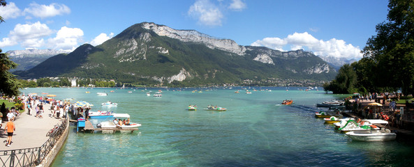 montagnes et lac