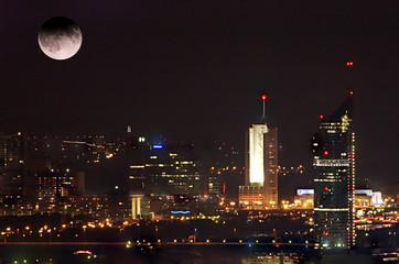 Naklejka premium mondfinsternis über wien