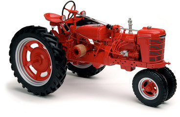 Fototapeta na wymiar Traktor na białym tle czerwony