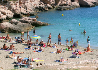 Petite plage au bord d'une crique