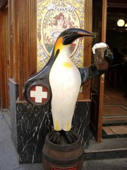 penguin drinking beer - obrazy, fototapety, plakaty