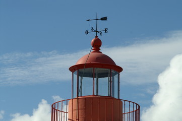 un beau phare rouge