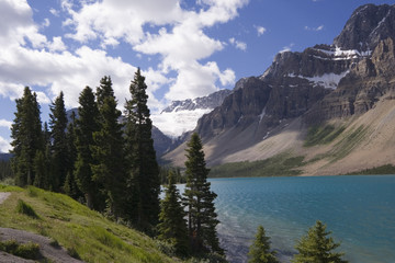 shore of the bow lake and view to the crowfoot glacier