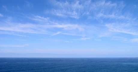 blauer Himmel und Meer