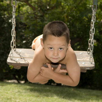 jeune garcon sur une balancoire
