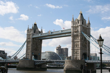 Fototapeta na wymiar Tower Bridge i City Hall, London