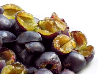 plums cut in halves for cake
