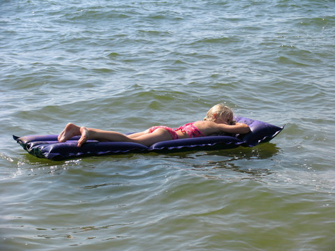 girl on the swimming mattress