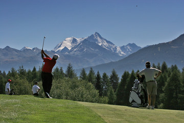 golf swing in mountain course