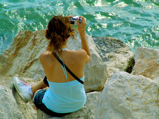 chica fotografiando ii © RAMON CAMI