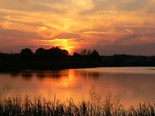 Foto op Plexiglas red sunset by the lake © Jaroslaw Grudzinski
