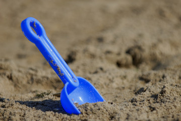 Fototapeta na wymiar łopata w piasku