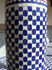 säule aus mosaik