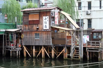 Zelfklevend Fotobehang oude hut aan de rivier van Tokio © Xavier MARCHANT