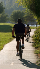 Naklejka premium man riding his bike in a park
