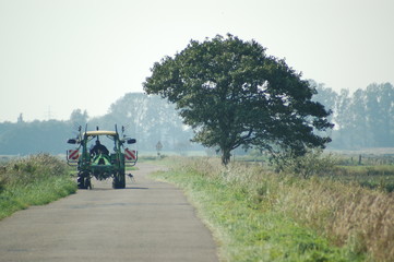 trecker auf einsamer landstrasse