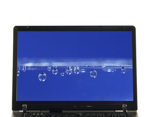 laptop abstrakt mit sprudelnden wasserblasen