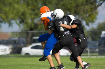 american football - youth - tackle!
