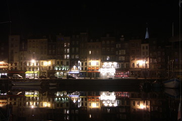 Fototapeta na wymiar Port w nocy Honfleur