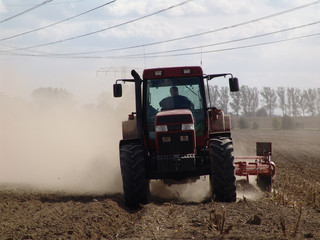 traktor mit pflug