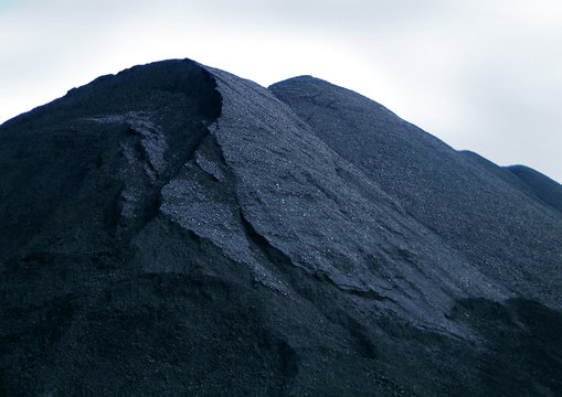 Monticule de charbon sur un port en France