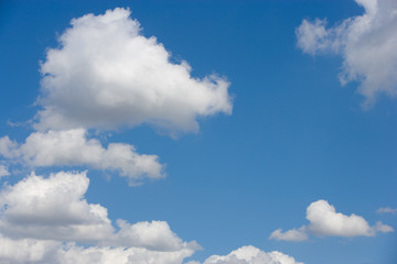 Naklejka na ściany i meble błękitne niebo z białymi chmurami