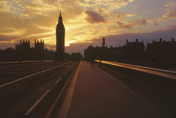 Fototapeta na wymiar domy parlamentu z Westminster Bridge