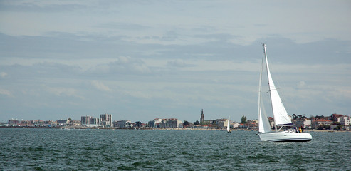 voilier blanc près d'arcachon