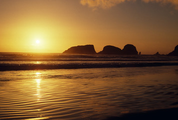 Fototapeta na wymiar niezwykłe formacje skalne w kanonicznym Beach, Oregon