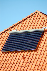 solar-energie anlage auf spitzdach