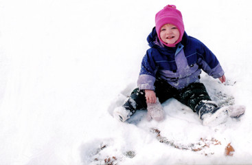 Fototapeta na wymiar baby in the snow