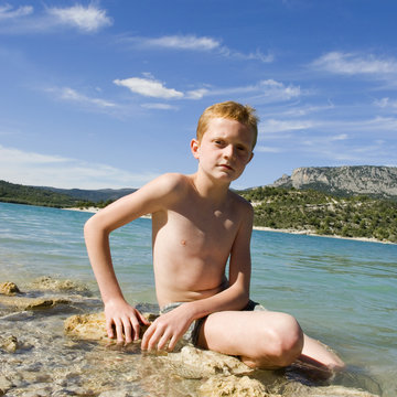 jeune garçon au bord de l'eau