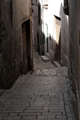Fototapeta na wymiar an alley in novigrad, croatia