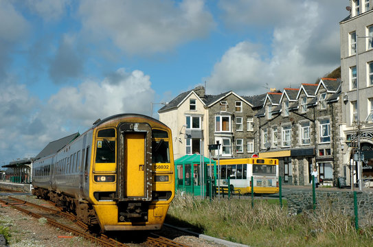 Fototapeta train leaving barmouth station