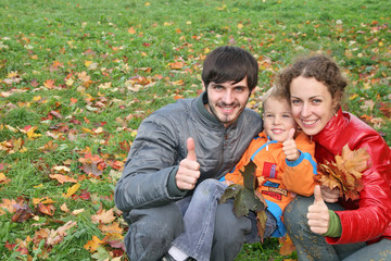 Fototapeta premium autumn family with finger ok