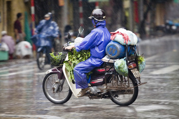 Obraz na płótnie Canvas hanoi, ruch w deszczu