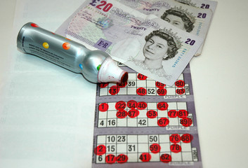 bingo card, bingo pen and banknotes