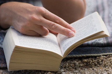 Naklejka premium reading a book