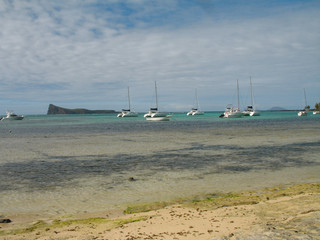 bateaux sur lagon et ilot en fond