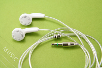 Naklejka premium białe słuchawki